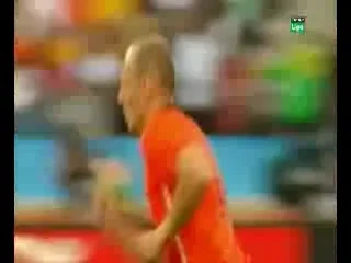 VIDEO / Arbitrul asistent de la Olanda - Slovacia s-a transformat in UMBRA lui Robben :))