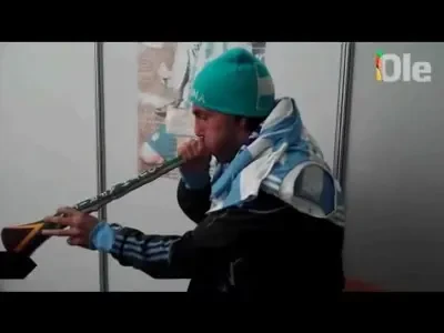 VIDEO TARE! Tevez vrea sa-i SUFLE mondialul Braziliei... in vuvuzela :)