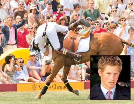 VIDEO: Printul Harry a cazut de pe un cal mare :)