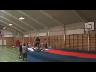 Imagini HORROR! Fractura deschisa dupa o saritura ratata la trambulina!