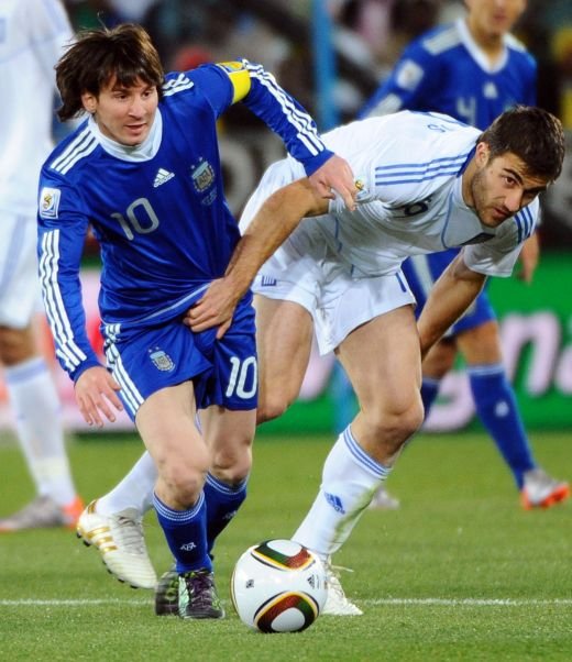 Cel mai GREU test pentru Messi la Mondial! Vezi ce i-au facut grecii :) SUPER FOTO!
