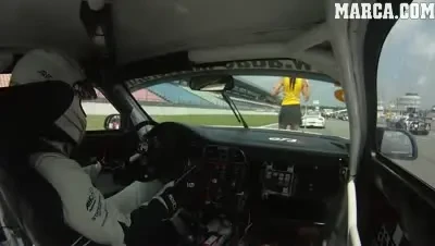 VIDEO / Ce faci daca o tipa LESINA peste masina ta?