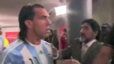 VIDEO / Tevez i-a dat TEAPA lui Maradona! Nu s-a lasat pupat si imbratisat :))