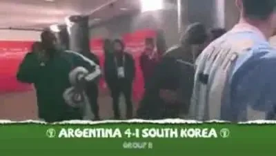 VIDEO / Tevez i-a dat TEAPA lui Maradona! Nu s-a lasat pupat si imbratisat :))