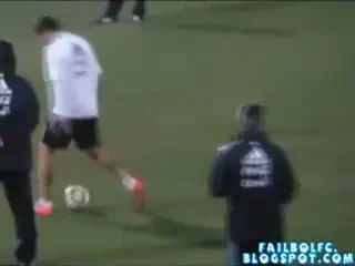 VIDEO / Cum se motiveaza Leo Messi si Tevez inainte de Germania! Ii dau mingi in cap lui Maradona