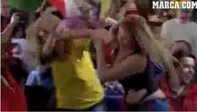 VIDEO / Ce huligani... Iata cum se paruiesc BLONDELE cand vine vorba de fotbal: