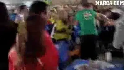 VIDEO / Ce huligani... Iata cum se paruiesc FETELE cand vine vorba de fotbal: