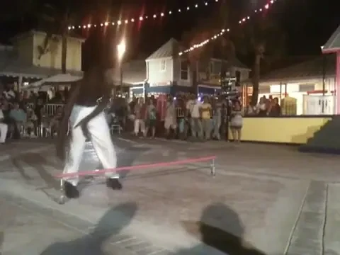 El este omul facut din plastilina! Cum arata un maestru in limbo dance: