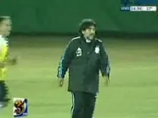 Maradona se da din nou in spectacol! Vezi ultima nebunie facuta la antrenamente :)