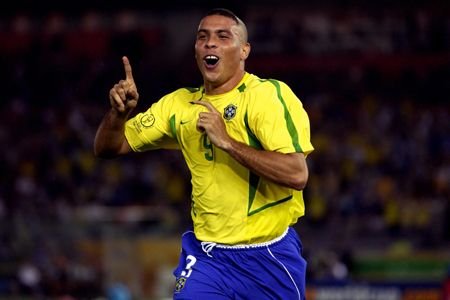 Ronaldo il ameninta pe Melo pe Twitter: Sa nu te intorci in Brazilia in vacanta! Vezi ce glume au aparut cu el!