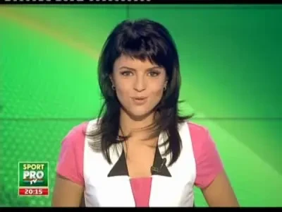 VIDEO: Un chinez a traversat un stadion de fotbal pe sarma, la 50 de metri inaltime