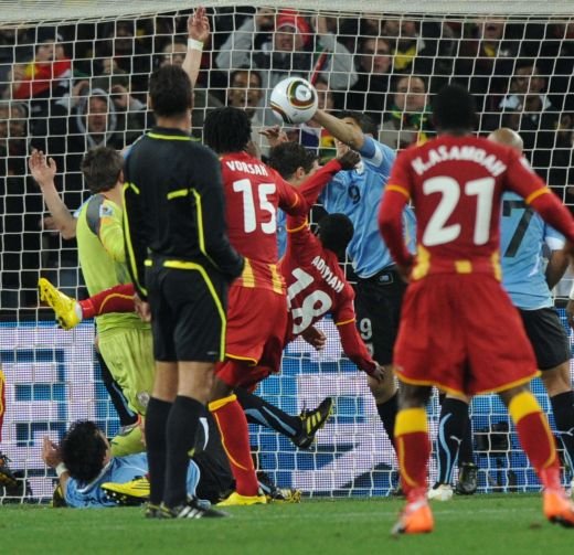 FOTO! Mana lui Dumnezeu la CM 2010! Cel mai inspirat HENT din istoria fotbalului! Cum a calificat-o Suarez pe Uruguay!