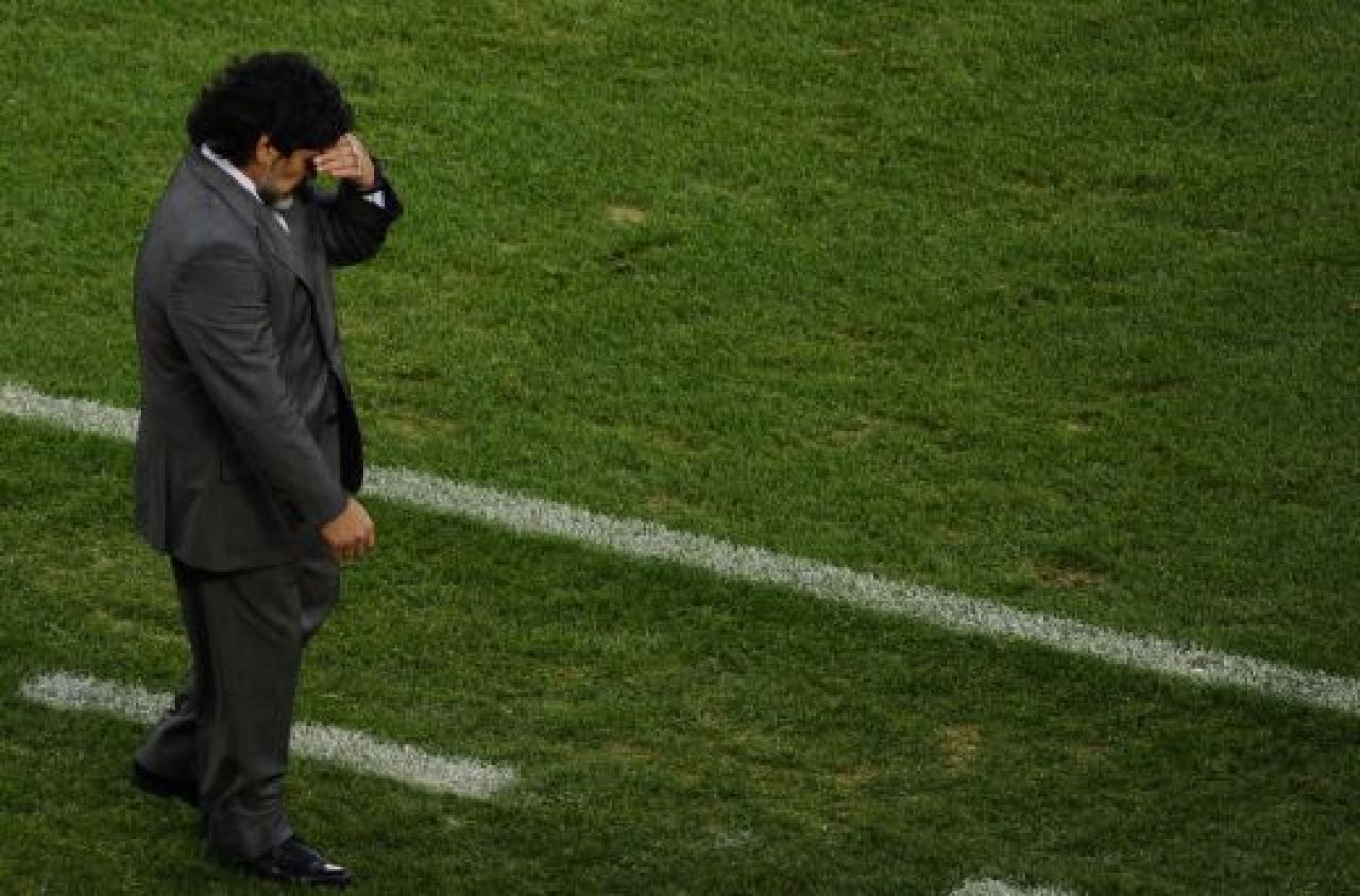 Cel mai EMOTIONANT clip al Mondialului! Maradona a PLANS de rusine in bratele fiicei lui sub ochii lui Low!_5