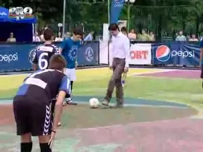 VIDEO: Cum a ajuns Razvan Lucescu din spatele blocului, in fata tribunelor!