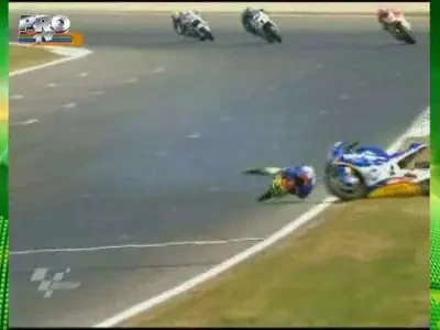 VIDEO / Accident infiorator in Spania! Un pilot a zburat in tribune.. cu tot cu motocicleta!