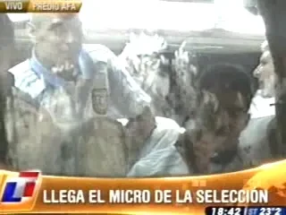 VIDEO "Pentru noi suntenti castigatori!" Isterie la revenirea Argentinei! Maradona, tratat ca un erou!