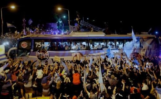 VIDEO Pentru noi sunteti castigatori! Isterie la revenirea Argentinei! Maradona, tratat ca un erou!