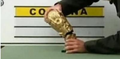 VIDEO: Asta e cea mai pretioasa Cupa Mondiala! 11 kg de cocaina au fost gasite intr-un trofeu