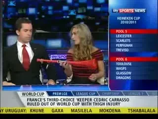 Se tin de glume in direct la TV! Un prezentator si-a luat teapa cu vuvuzela!