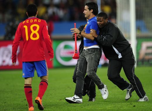SUPER IMAGINI! Prima semifinala de Mondial intrerupta de un suporter! I-a