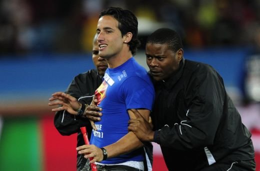SUPER IMAGINI! Prima semifinala de Mondial intrerupta de un suporter! I-a 