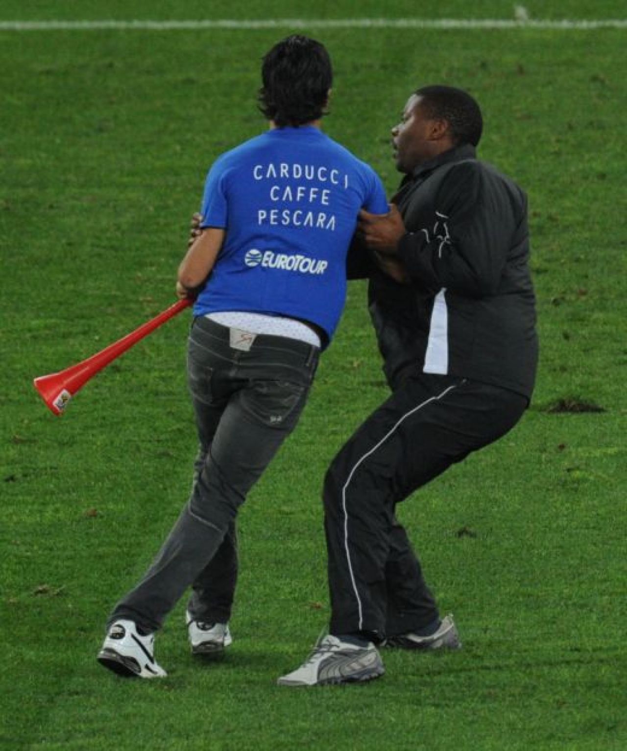 SUPER IMAGINI! Prima semifinala de Mondial intrerupta de un suporter! I-a