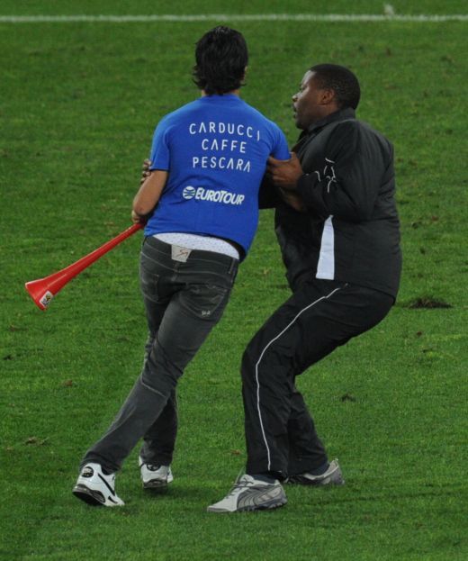 SUPER IMAGINI! Prima semifinala de Mondial intrerupta de un suporter! I-a