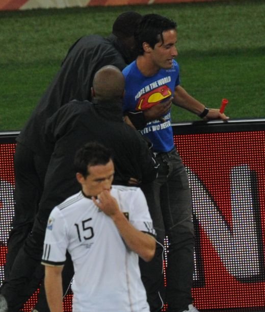 SUPER IMAGINI! Prima semifinala de Mondial intrerupta de un suporter! I-a 