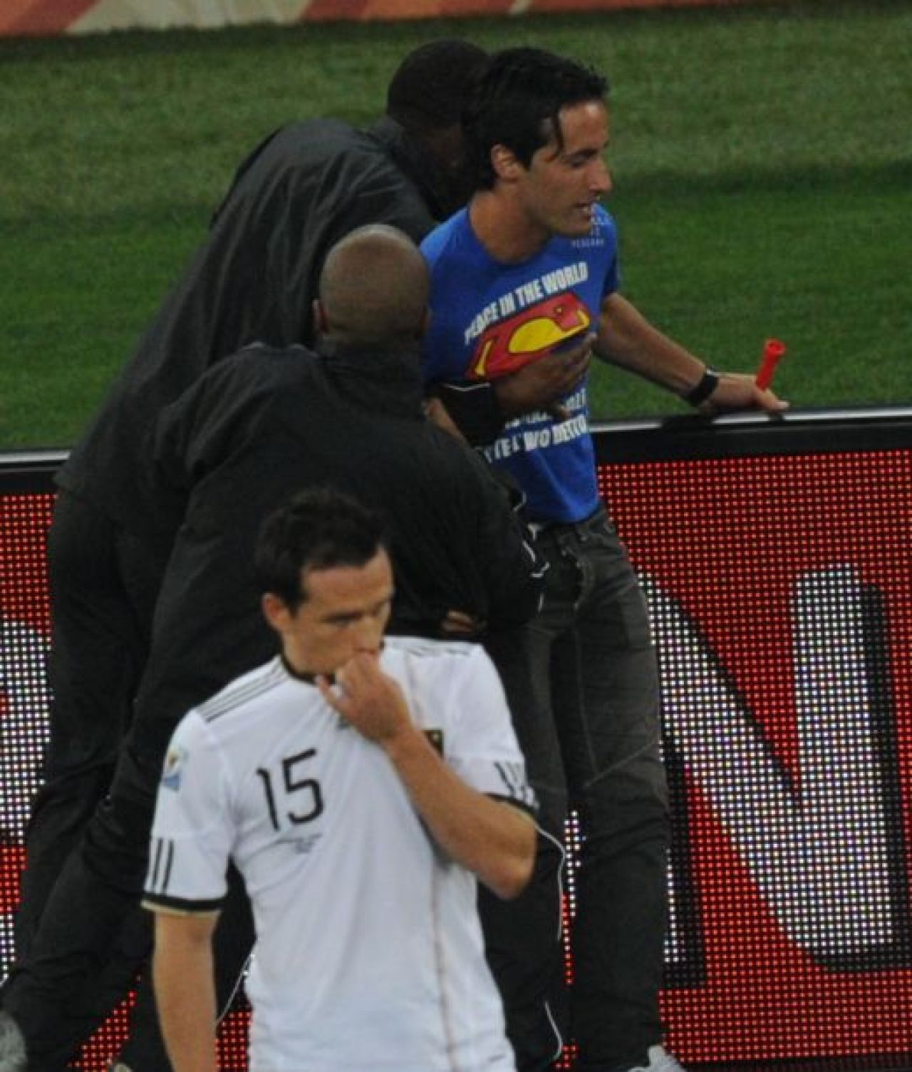 SUPER IMAGINI! Prima semifinala de Mondial intrerupta de un suporter! I-a