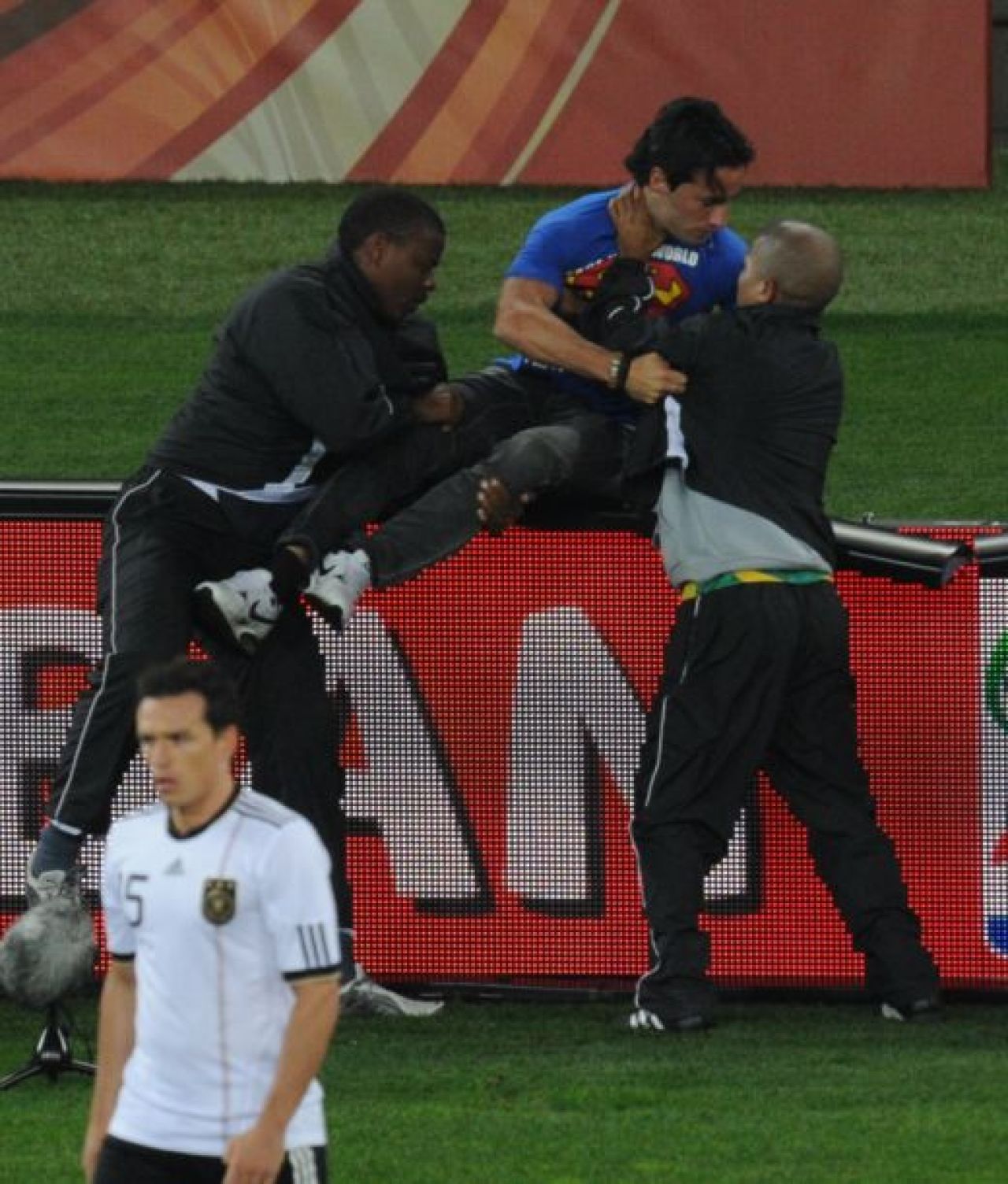 SUPER IMAGINI! Prima semifinala de Mondial intrerupta de un suporter! I-a