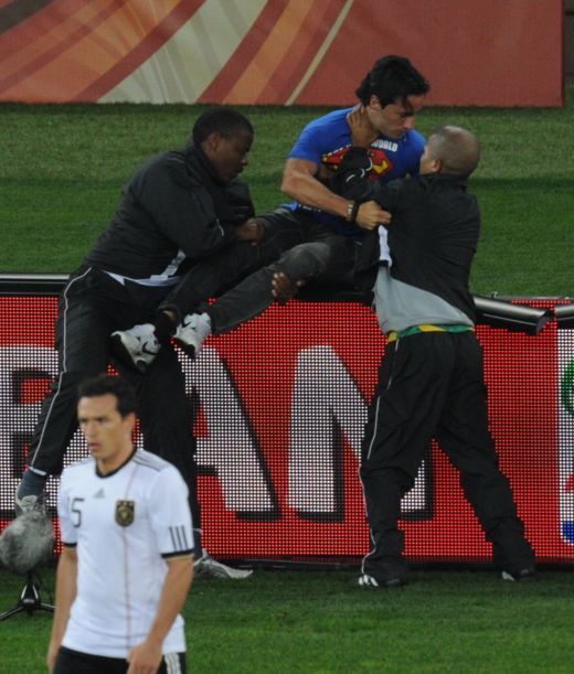SUPER IMAGINI! Prima semifinala de Mondial intrerupta de un suporter! I-a