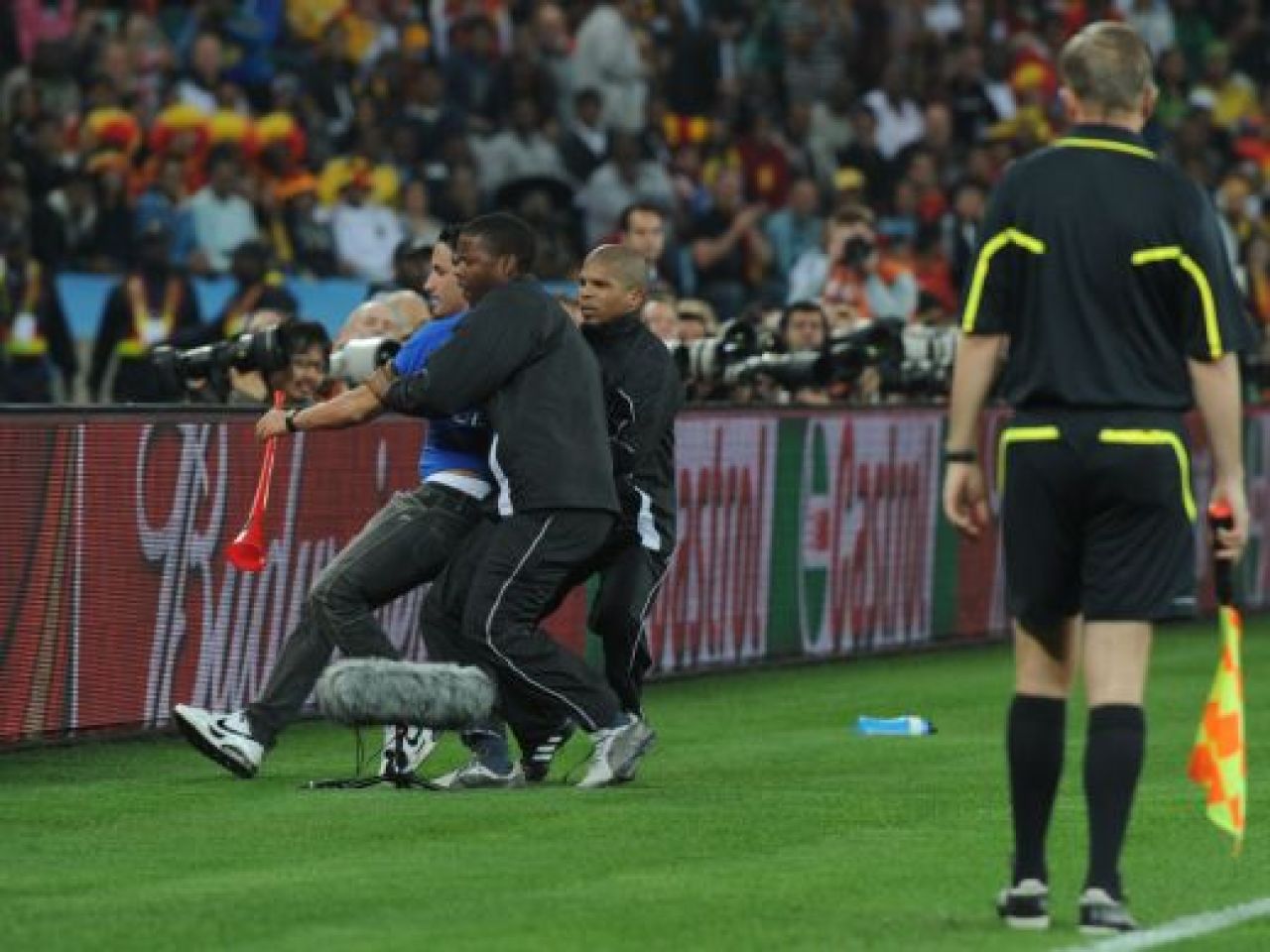 SUPER IMAGINI! Prima semifinala de Mondial intrerupta de un suporter! I-a