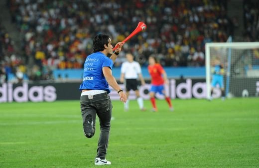 SUPER IMAGINI! Prima semifinala de Mondial intrerupta de un suporter! I-a 