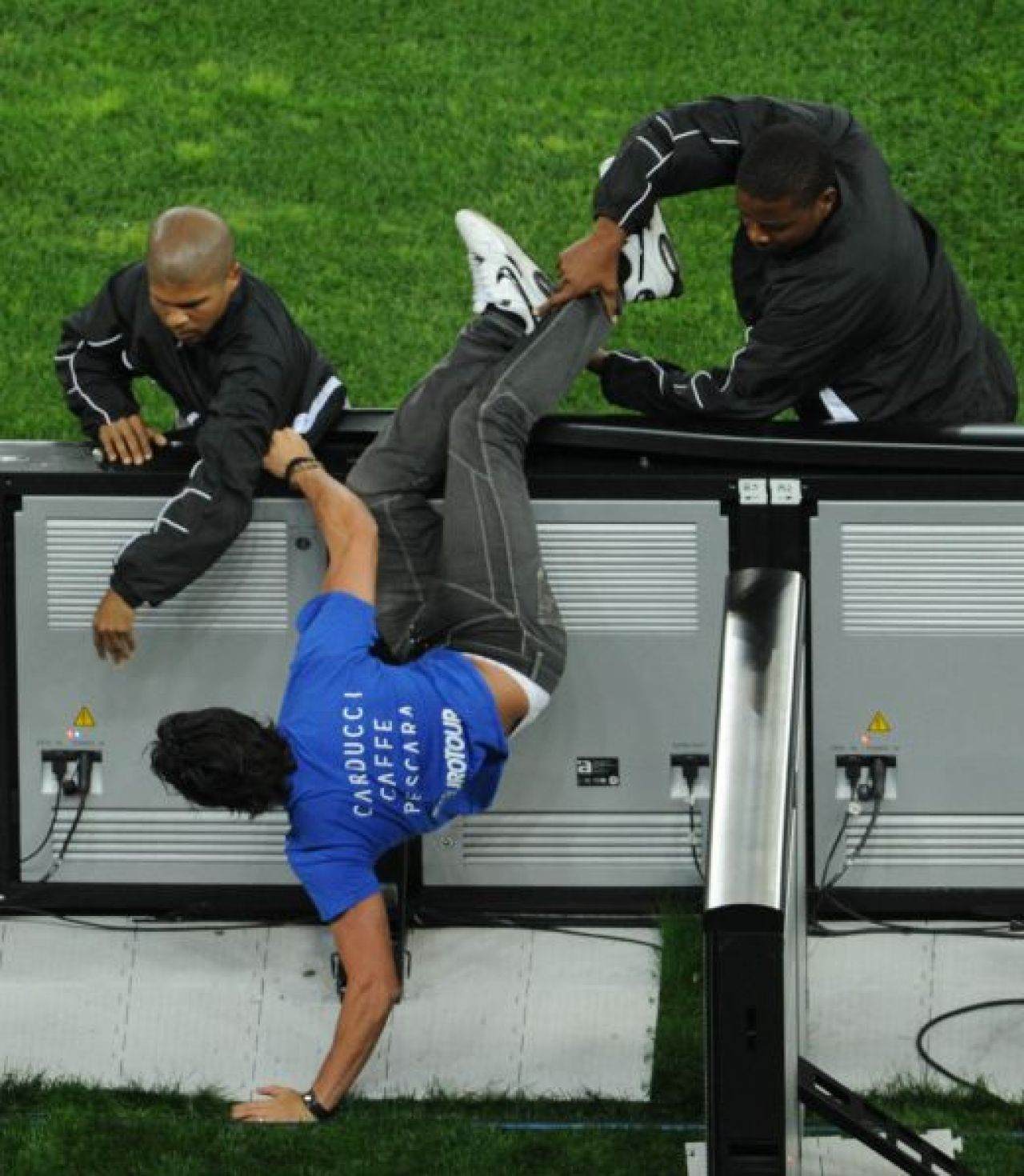 SUPER IMAGINI! Prima semifinala de Mondial intrerupta de un suporter! I-a