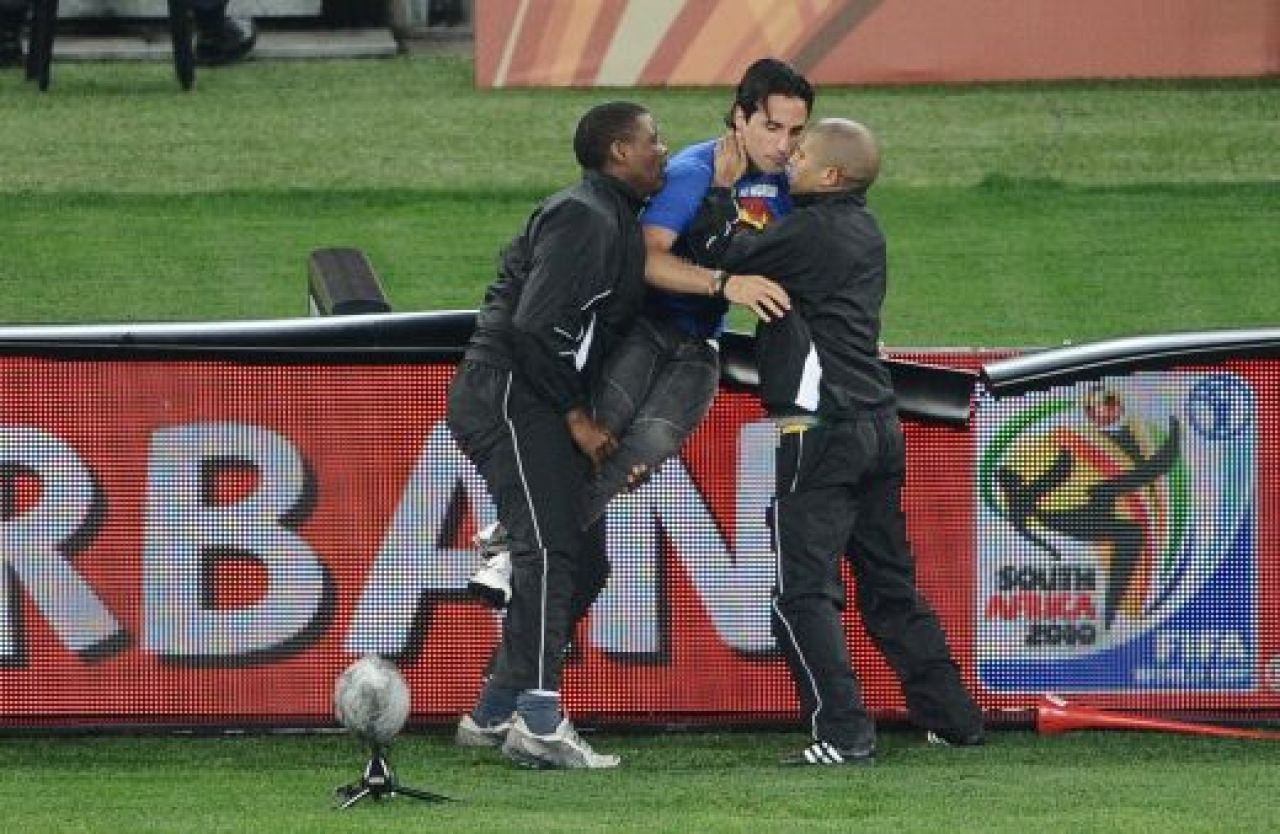 SUPER IMAGINI! Prima semifinala de Mondial intrerupta de un suporter! I-a