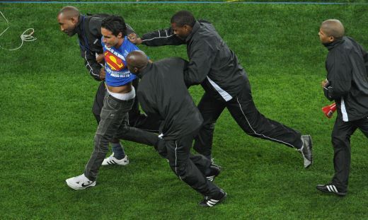 SUPER IMAGINI! Prima semifinala de Mondial intrerupta de un suporter! I-a
