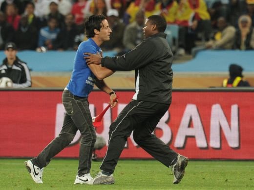 SUPER IMAGINI! Prima semifinala de Mondial intrerupta de un suporter! I-a 