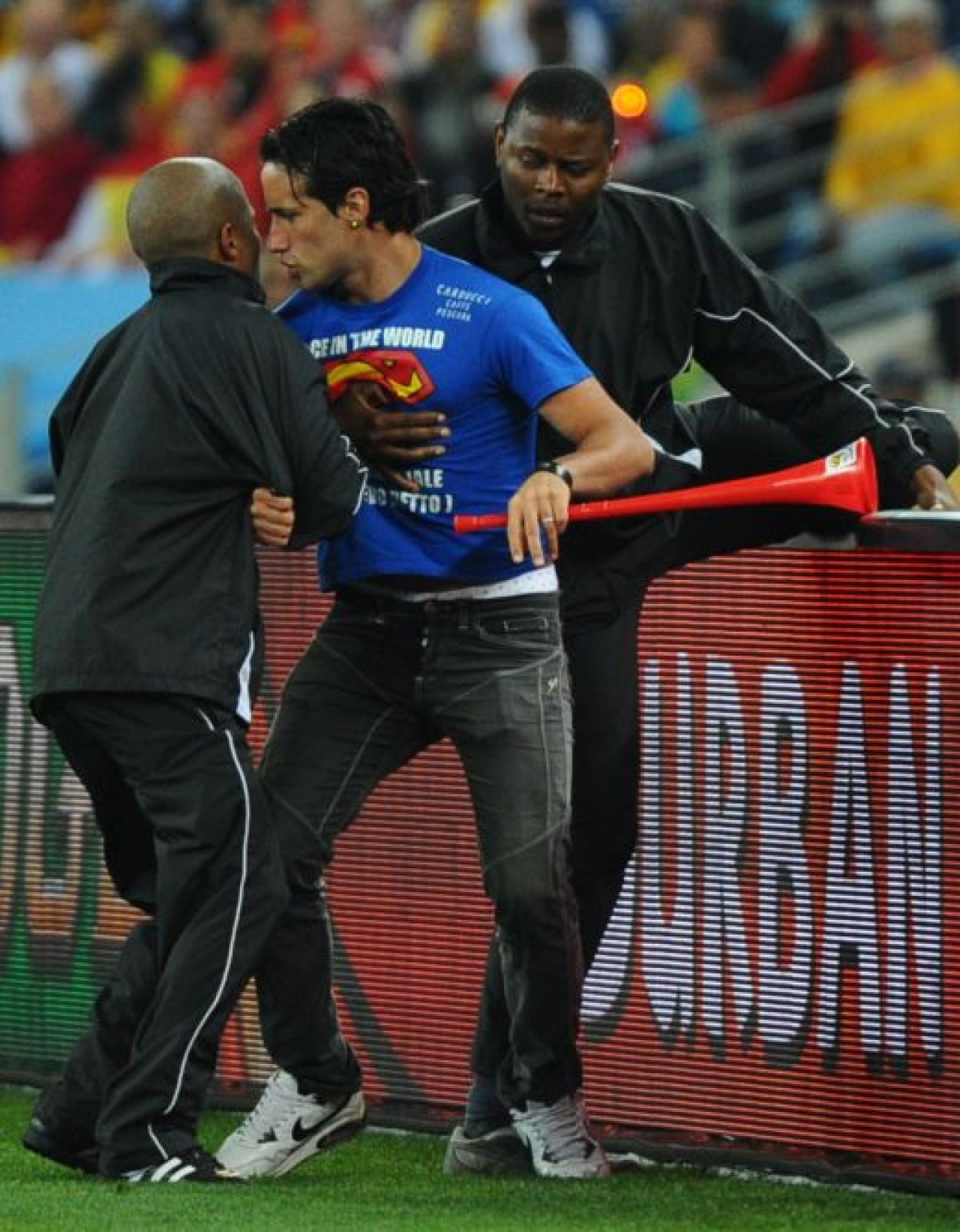 SUPER IMAGINI! Prima semifinala de Mondial intrerupta de un suporter! I-a
