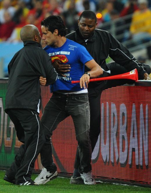 SUPER IMAGINI! Prima semifinala de Mondial intrerupta de un suporter! I-a