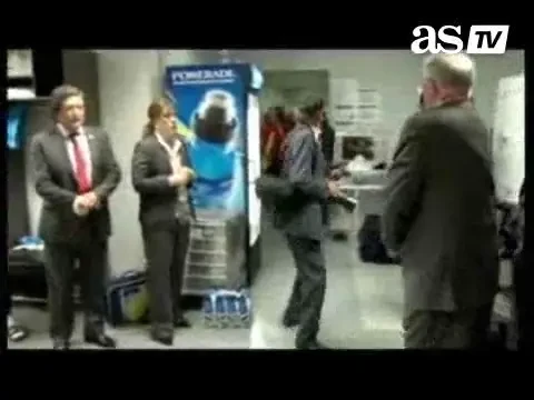 VIDEO SENZATIE! Regina Spaniei l-a prins GOL pe Puyol in vestiar dupa eliminarea Germaniei! :))