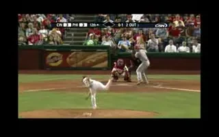 Super faza din baseball! Un suporter fura mingea din mainile unui jucator!