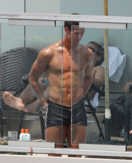 FOTO: Ronaldo, barbatul perfect: se epileaza si isi vopseste unghiile de la picioare!_4