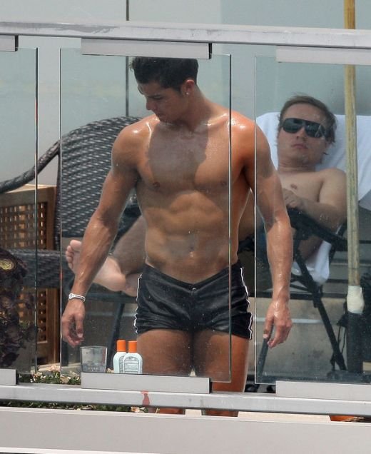 FOTO: Ronaldo, barbatul perfect: se epileaza si isi vopseste unghiile de la picioare!_5