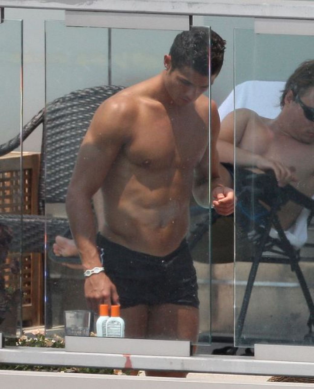 FOTO: Ronaldo, barbatul perfect: se epileaza si isi vopseste unghiile de la picioare!_6