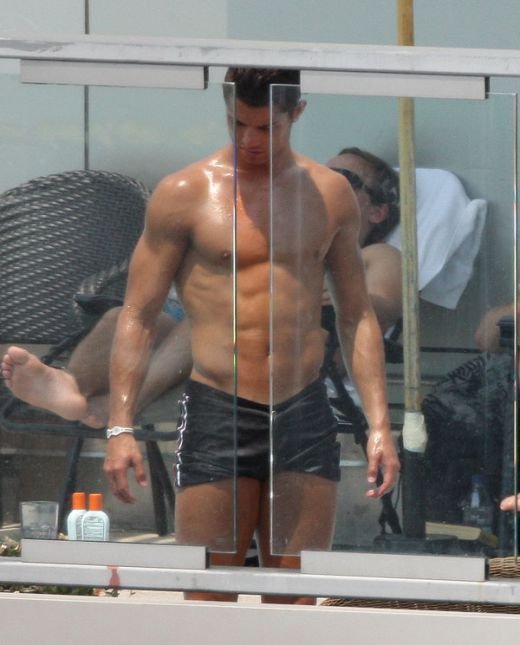 FOTO: Ronaldo, barbatul perfect: se epileaza si isi vopseste unghiile de la picioare!_7