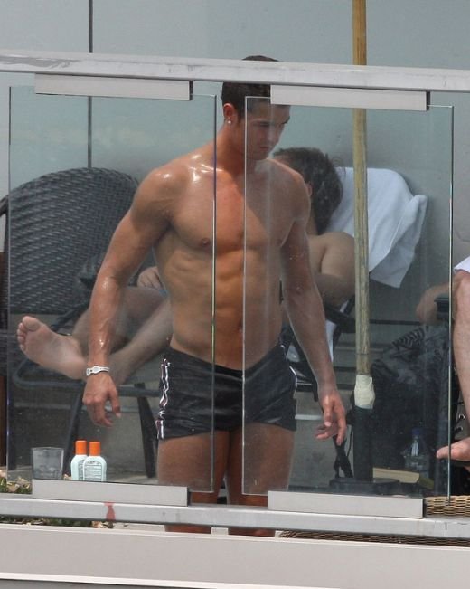 FOTO: Ronaldo, barbatul perfect: se epileaza si isi vopseste unghiile de la picioare!_8
