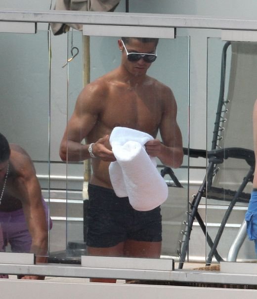 FOTO: Ronaldo, barbatul perfect: se epileaza si isi vopseste unghiile de la picioare!_11