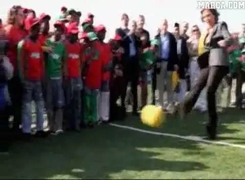 David Villa a invatat sa bata penalty de la regina Spaniei!