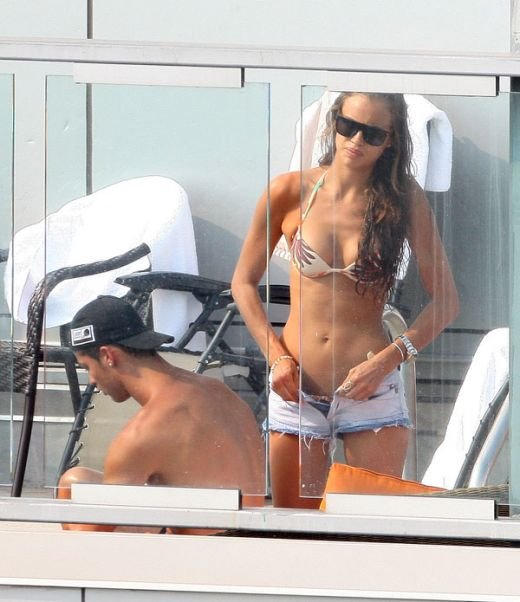 FOTO: Cristiano Ronaldo are un Balon de Aur: Irina are DOUA!_2