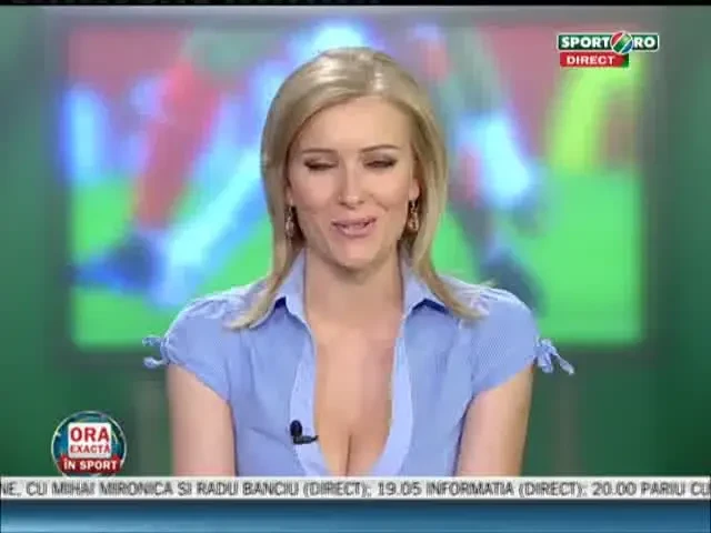 Faza zilei: Cum sa agati majorete sexy? Te bagi peste ele la dans!